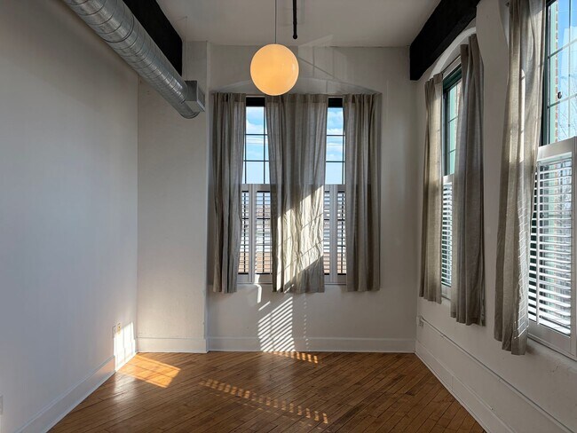 Building Photo - Sleek Manhattan Style Urban Condo Now Available in Byrne Lofts