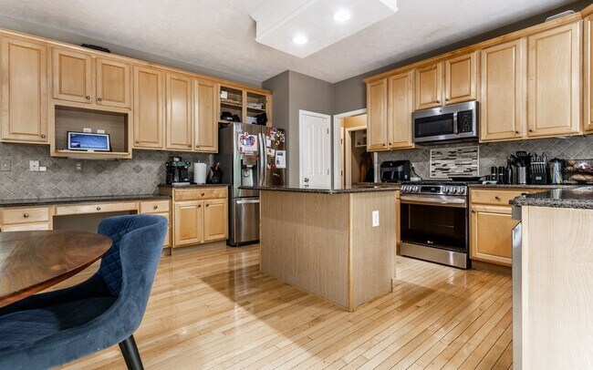Building Photo - Spacious 5-Bed Home with In-Law Suite, Fin...