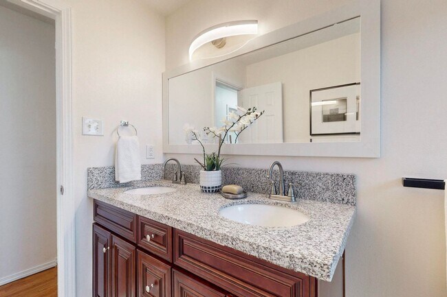 Building Photo - **Great Home** 3 Bed | 2 Bath | NE Heights | Quiet Neighborhood, Prime Location