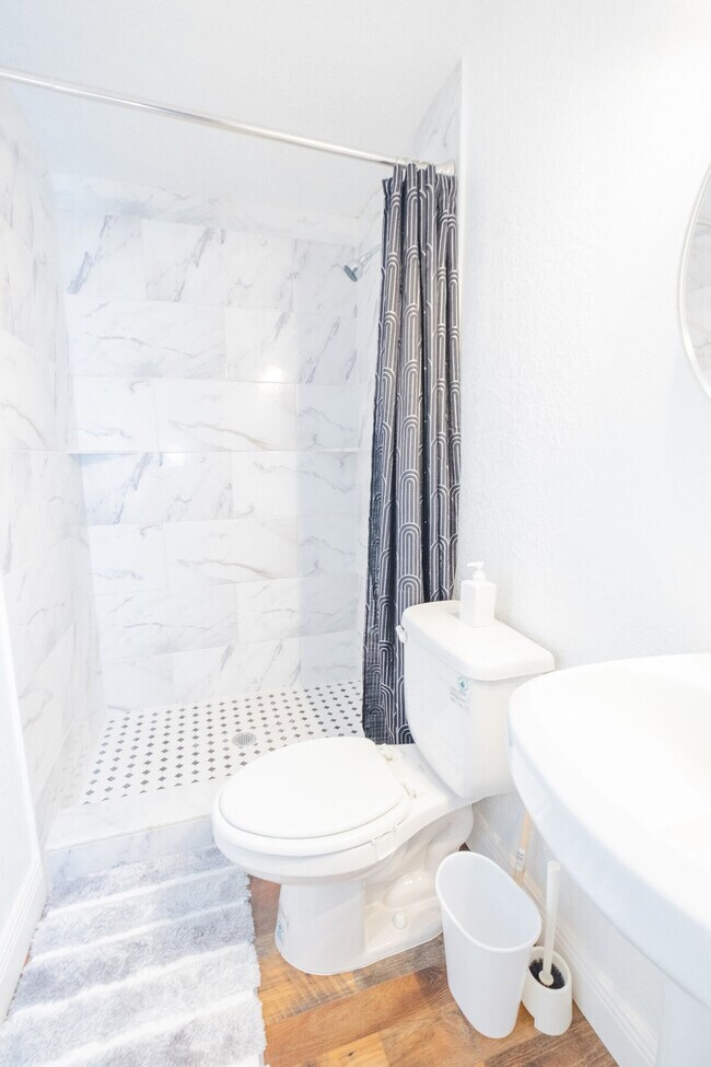 Building Photo - 3007 E 21st Ave