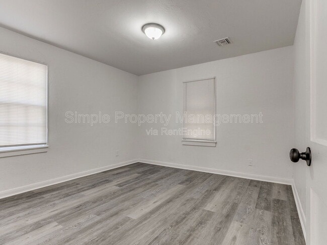 Building Photo - 405 E Northrup Dr