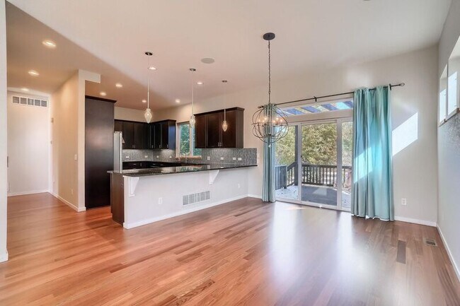 Building Photo - 2421 Rose Ct