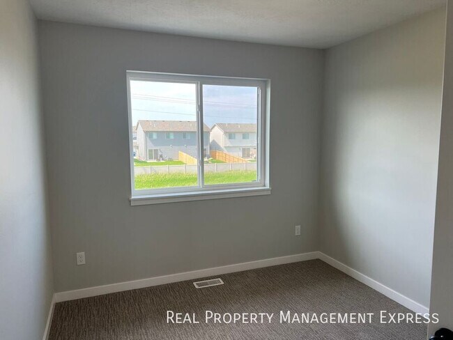 Building Photo - 3 Bedroom 1.5 Bathroom Townhome