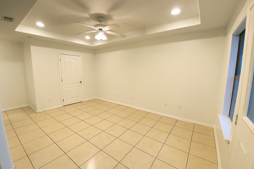 Building Photo - 2410 W Hackberry Ave
