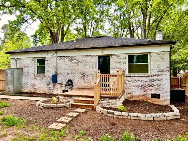 Building Photo - Welcome home to this charming house located near the heart of Charlotte, NC.