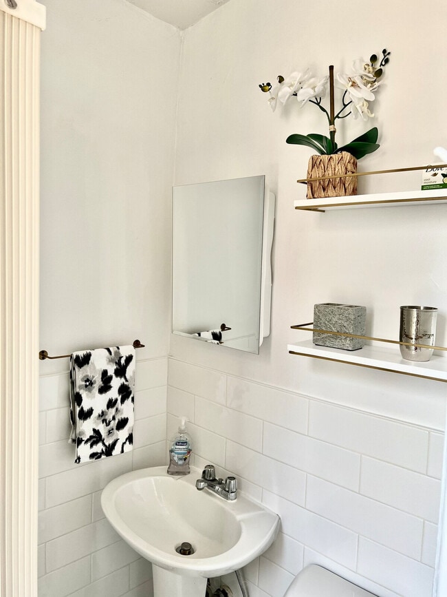 Building Photo - 542 E 14th St