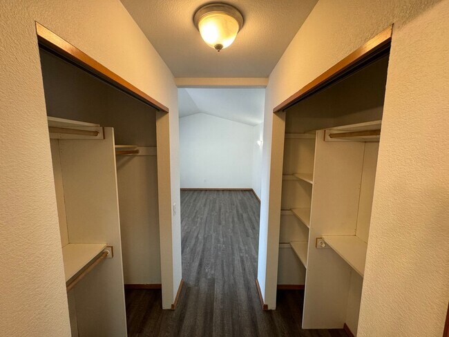 Building Photo - Spacious 4 Bed, 2.5 Bath Home!