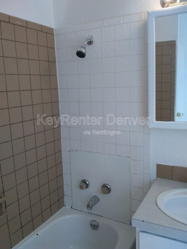 Building Photo - 1118 6th St