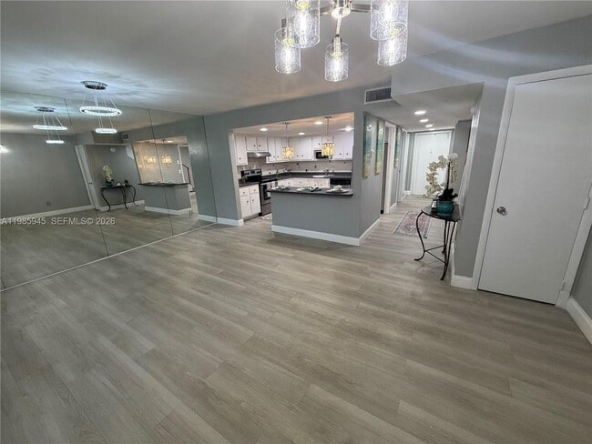 Building Photo - 3962 Inverrary Dr