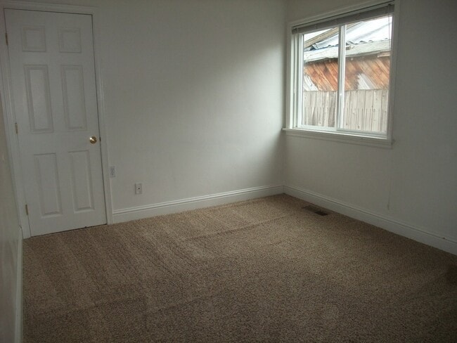 Building Photo - 3 Bedroom 1 Bath 848 Sq Ft Home In Albany