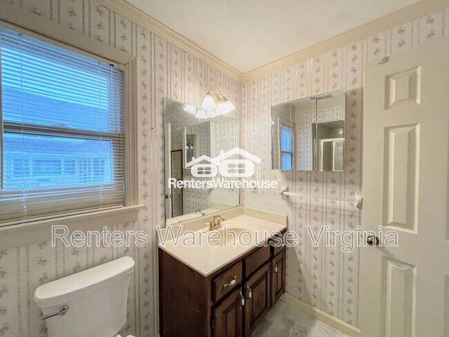 Building Photo - 352 Peace Haven Dr