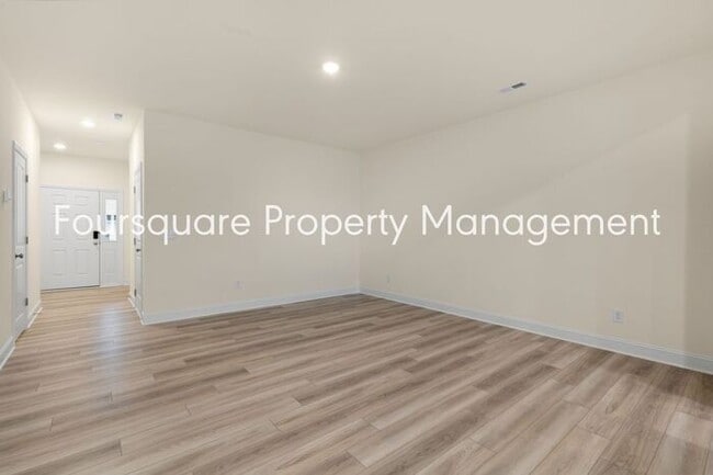 Building Photo - Townhome! | Back Patio with Privacy Fence|...