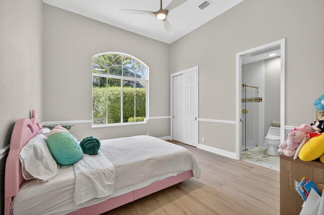 Building Photo - 6778 Oakmont Way