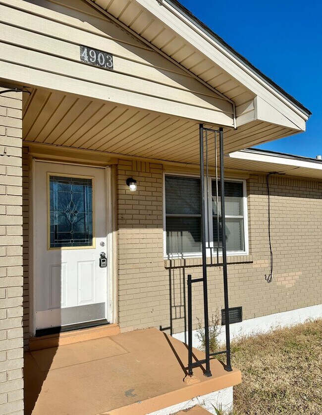 Building Photo - 4 Bedroom