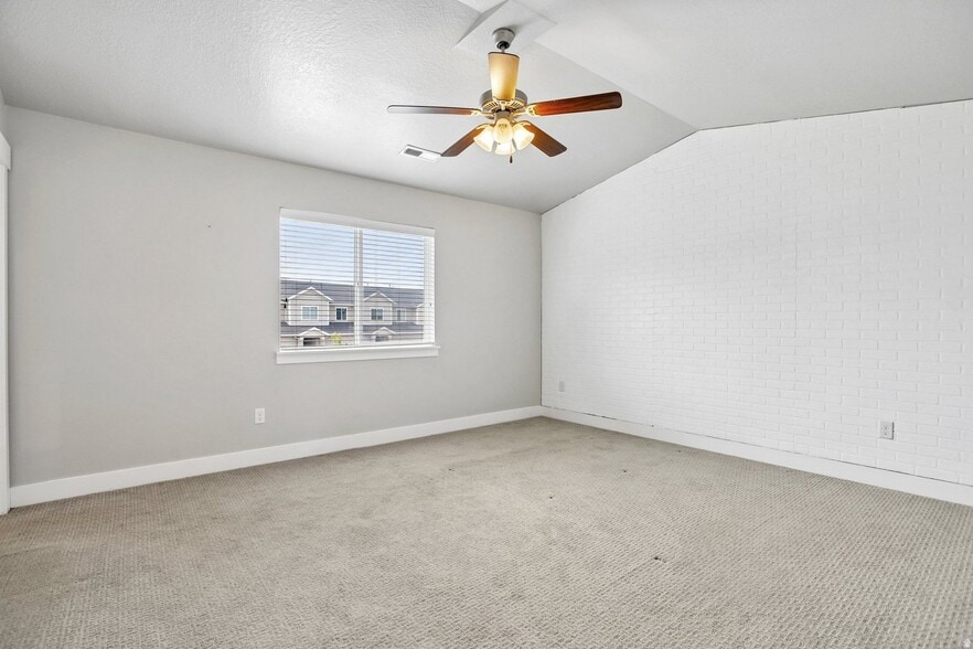 Building Photo - 167 W Silver Springs Dr