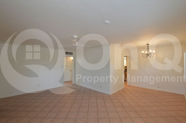 Building Photo - 1402 W Glenrosa Ave