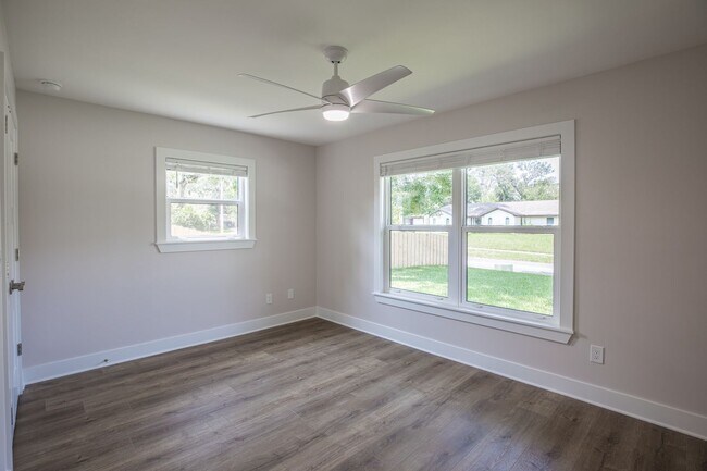 Building Photo - 51 Fairway Ln