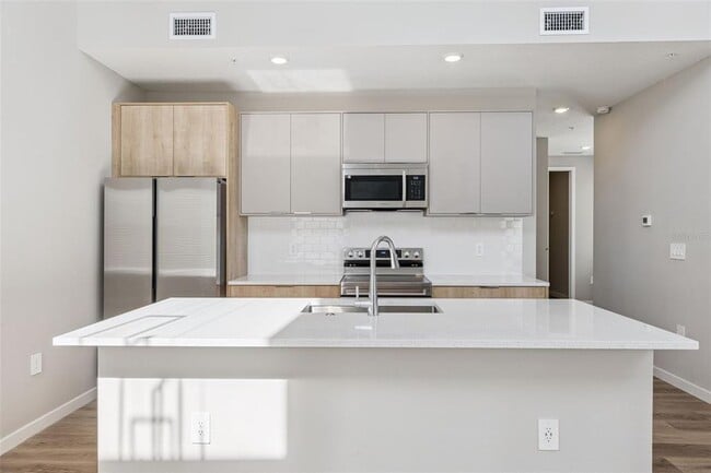 Building Photo - 544 N Bumby Ave