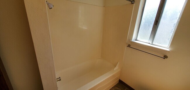 Building Photo - Two Bedroom Apartment in South Salem