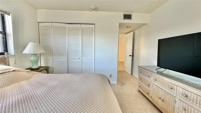 Building Photo - 330 SE 20th Ave