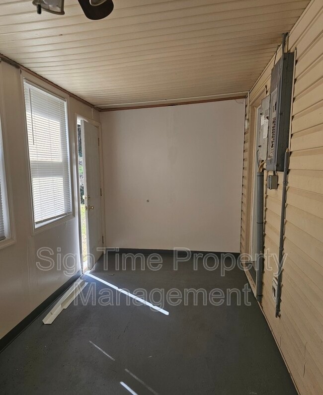 Building Photo - 10907 Lincoln Ave