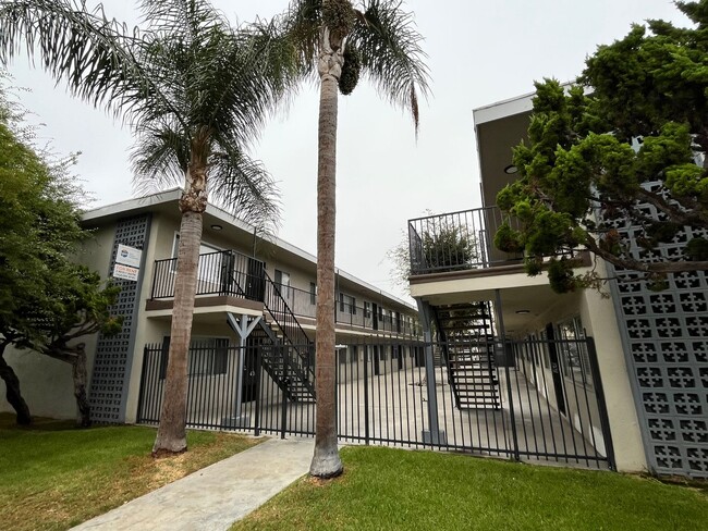Primary Photo - SPECIOUS 2 BEDROOM 1 BATH UPSTAIRS WITH 1 ...
