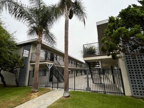 Building Photo - SPCIOUS 2 BEDROOM 1 BATH UPSTAIRS WITH PAR...