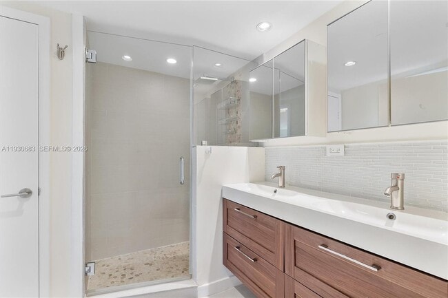 Building Photo - 10101 E Bay Harbor Dr