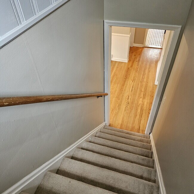 Building Photo - 3 Bedroom Bungalow w/ Hardwood Floors Clos...