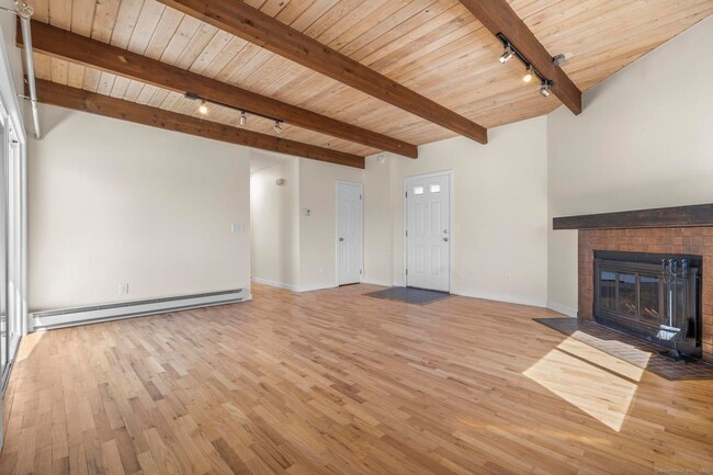 Building Photo - Newly Renovated 1 Bedroom Apartment