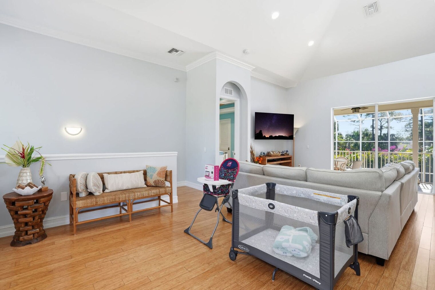 Building Photo - 3011 Pine Tree Dr