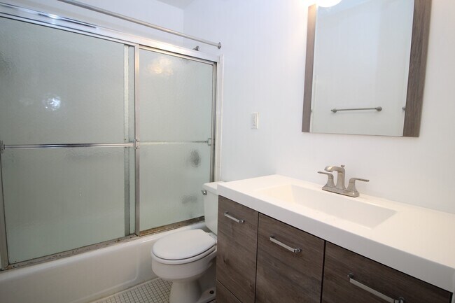 Building Photo - 2026/2027 Loyola off-campus 2bd/1.5ba Condo Near Loyola & NDM! Available 6/9/2026