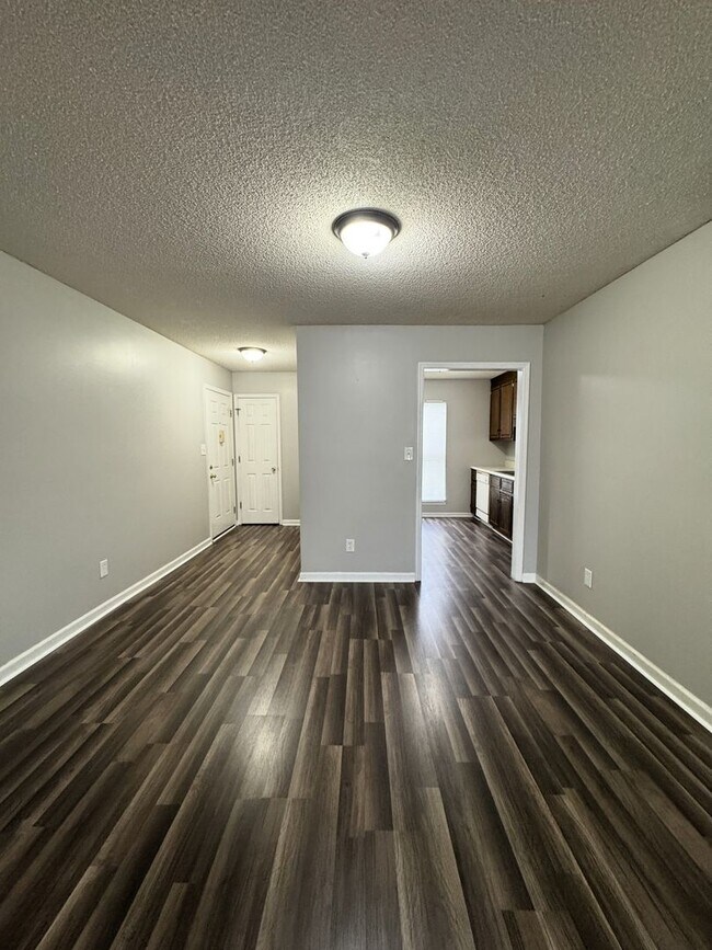 Building Photo - Move In Special: 1/2 Off 1st Month's Rent!