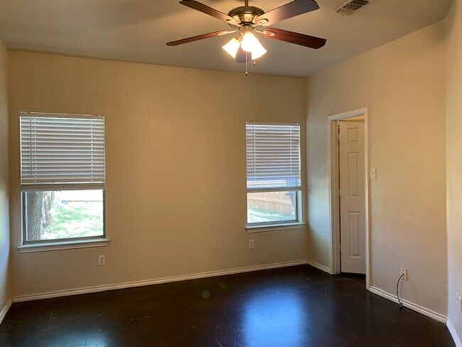 Building Photo - Townhome for rent