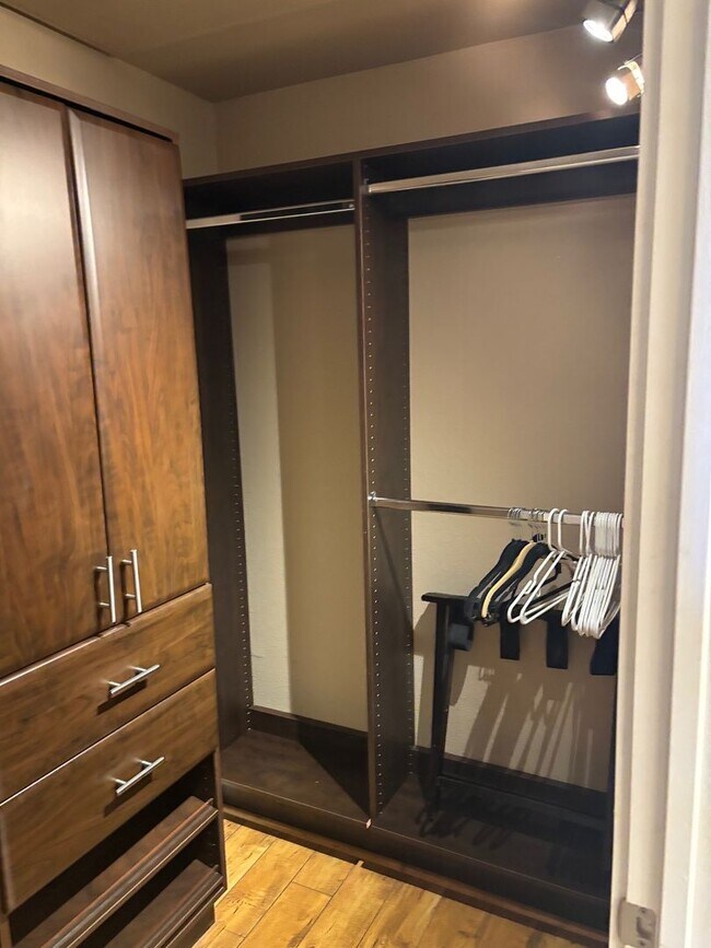 Building Photo - Meridian Furnished 2 Bd / 2 Ba Luxury Condo - Resort Style Living.