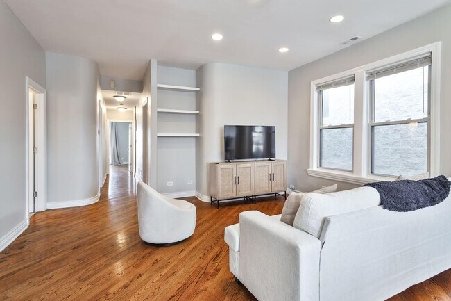 Building Photo - 2214 W Barry Ave