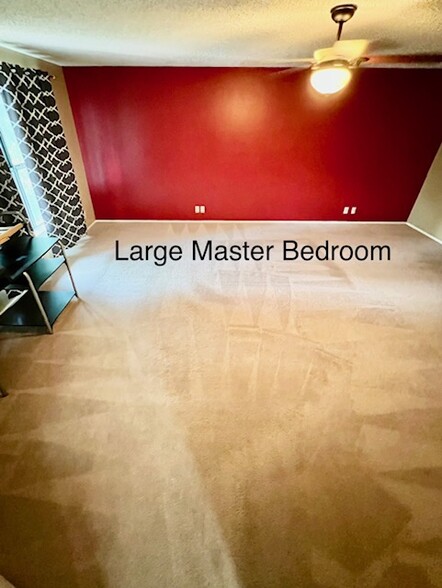 Large Master Bedroom & Large walk-in closet - 9582 Cantura Cres