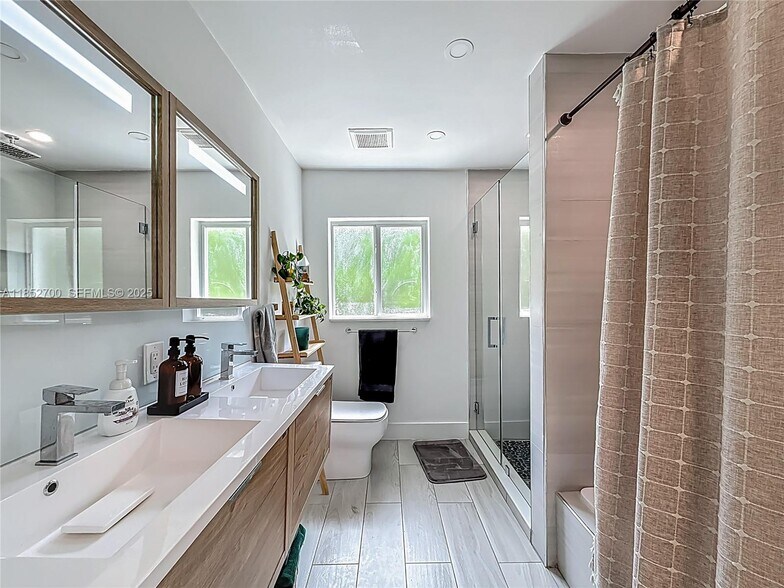 Building Photo - 10825 Peachtree Dr