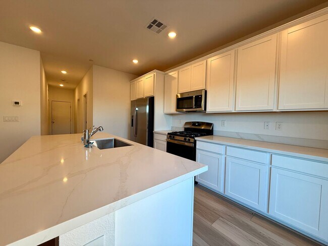 Building Photo - 4 BED 3.5 BATH 2 CAR GARAGE HOME w/ LOFT, ...