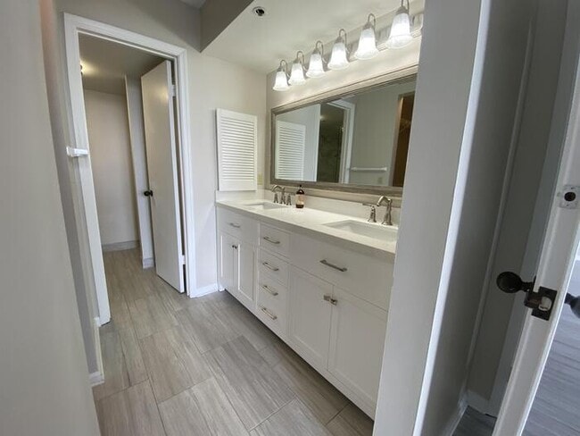 Building Photo - 275 1st St S