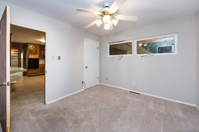 Building Photo - "Charming 3-Bedroom Oasis with 2 Full Baths – Spacious 2,295 Sq Ft Home in Charlotte's Heart!"
