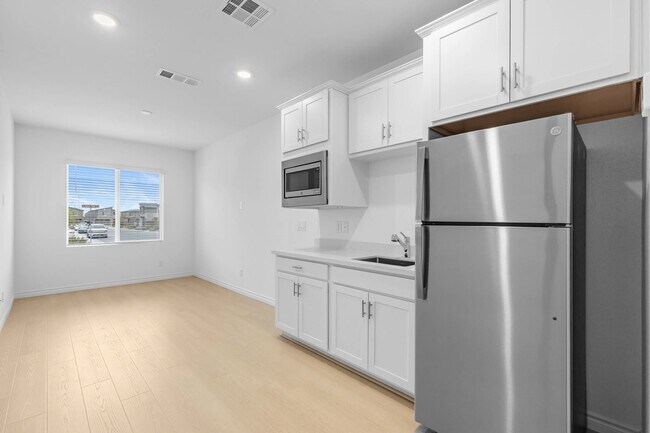 Building Photo - 4469 Sawyer Rdg St