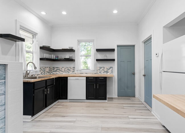 Open, spacious kitchen - 1110 W Grand Ave