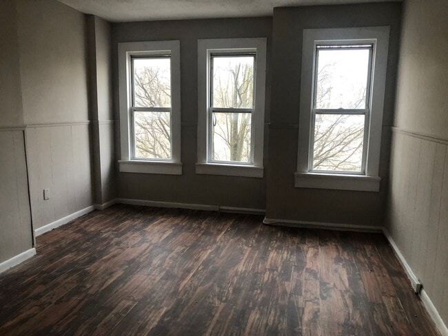 Building Photo - 2 Bedroom 1 Bath with Den Townhouse in Baltimore City