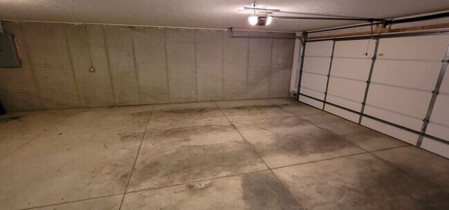 Building Photo - Location, Charm and Comfort!