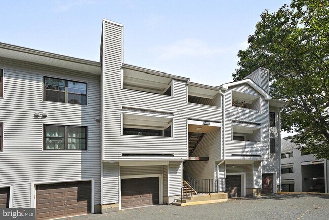 Building Photo - 1605 Carriage House Terrace