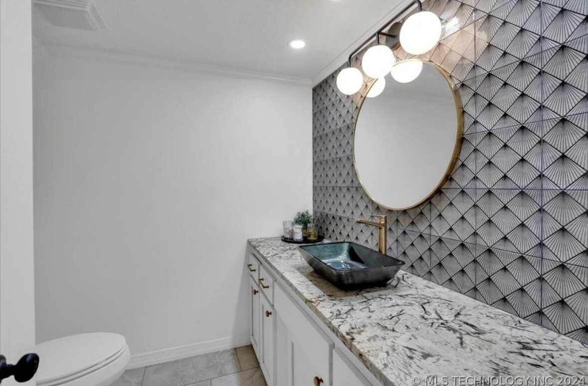 Building Photo - 11016 S Jamestown Ave