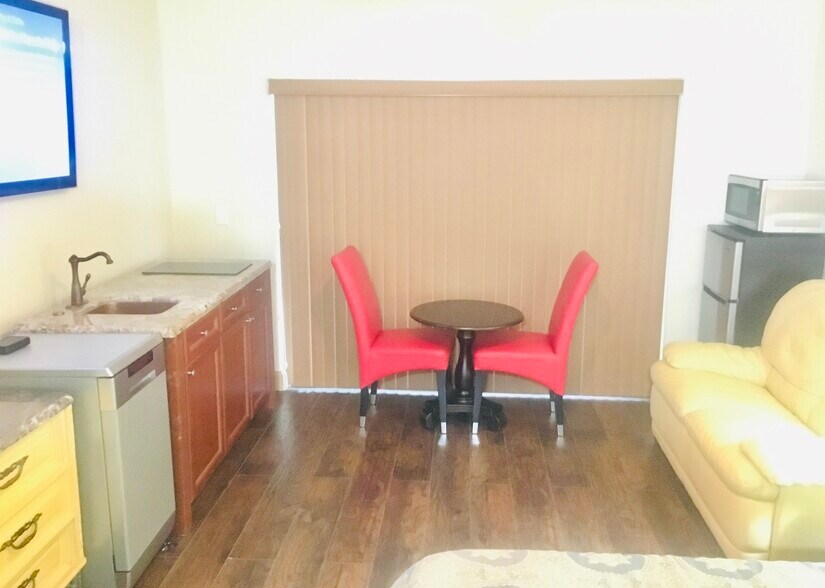 Furnished - 38 Gables Blvd