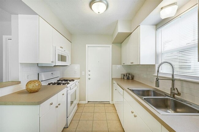 Building Photo - 8527 Maine Dr