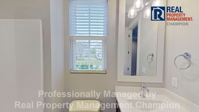 Building Photo - Bright & Open End Unit Townhome